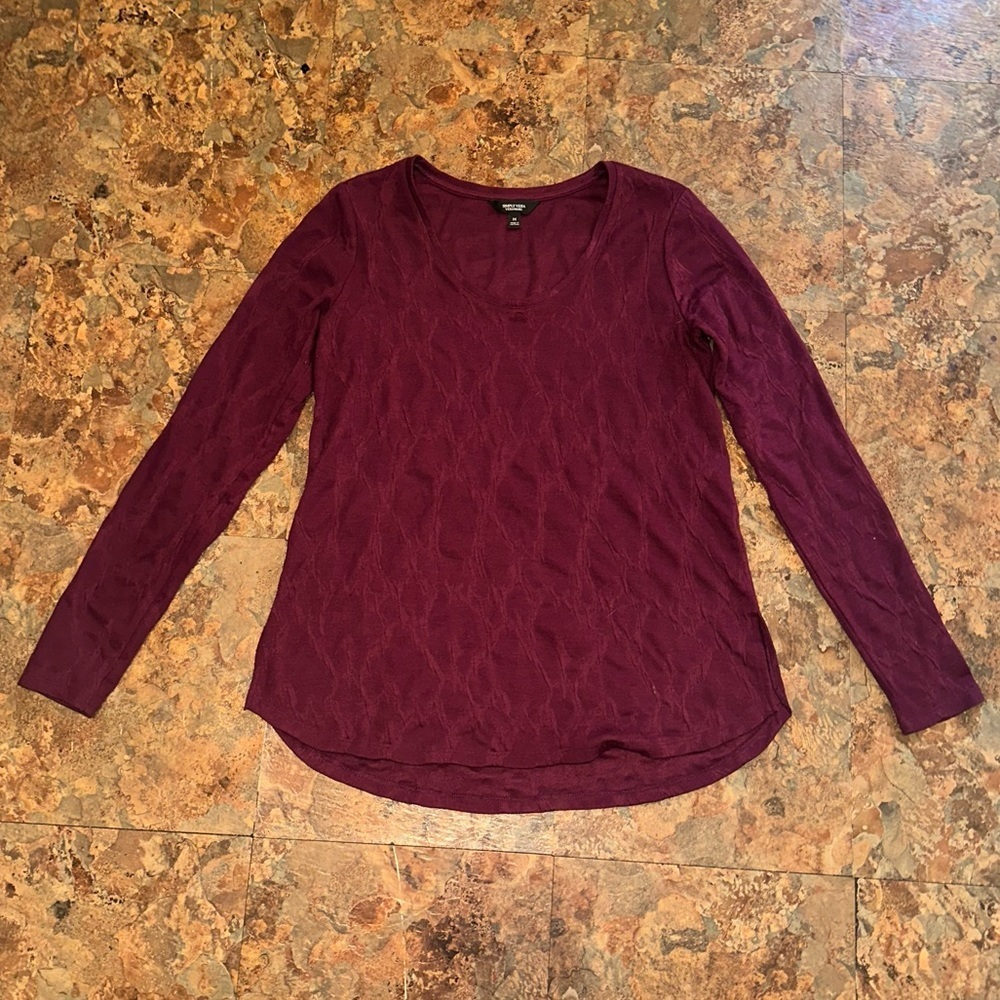 Simply Vera Wang Women’s Burgundy Textured Curved Hem Long Sleeve Top Medium